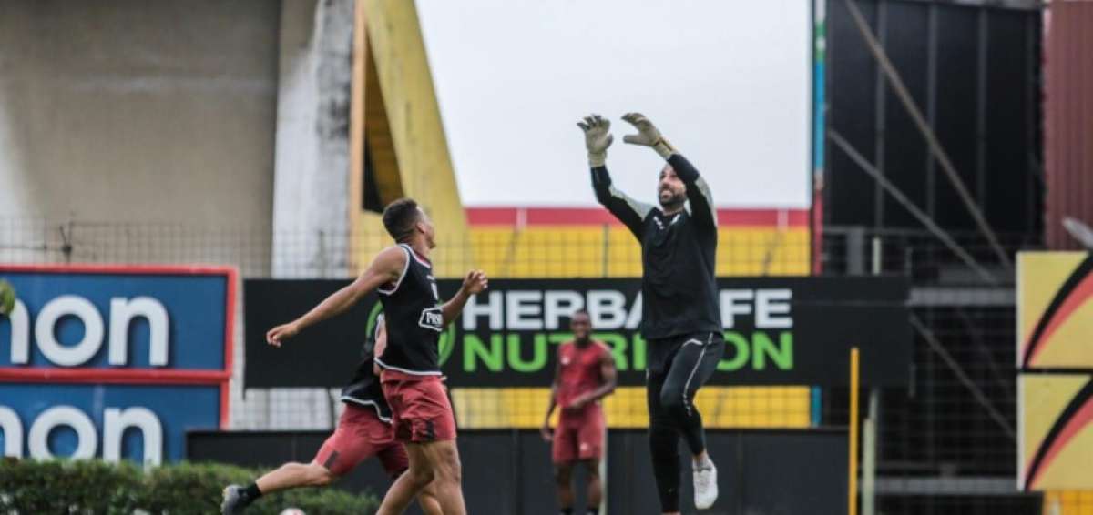 Tabar&eacute; Silva tiene el once para enfrentar a Aucas