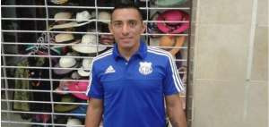 H&oacute;lger Matamoros usando la nueva indumentaria de viaje del club 'azul'.