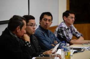 La lectura perform&aacute;tica de Juan Carlos Cucal&oacute;n (izquierda) destac&oacute; en el acto moderado por &Eacute;dgar Vega y en el que tambi&eacute;n participaron Rivera Y&aacute;nez y Sancho. Foto: Santiago Aguirre / El Tel&eacute;grafo