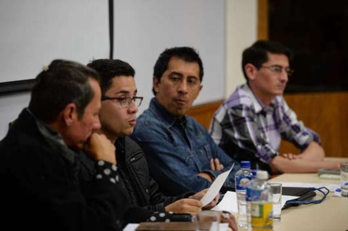 La lectura perform&aacute;tica de Juan Carlos Cucal&oacute;n (izquierda) destac&oacute; en el acto moderado por &Eacute;dgar Vega y en el que tambi&eacute;n participaron Rivera Y&aacute;nez y Sancho. Foto: Santiago Aguirre / El Tel&eacute;grafo
