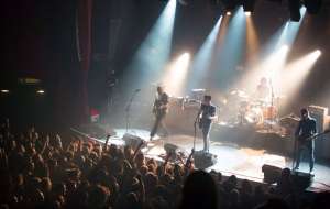 La banda est&aacute; de gira por Europa para promocionar su nuevo &aacute;lbum Zipper Down. Foto: AFP
