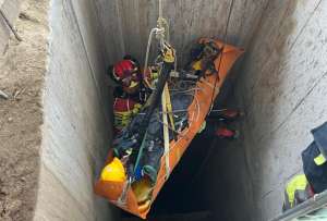En Quito se rescató a un hombre que cayó a 16 metros de profundidad. 