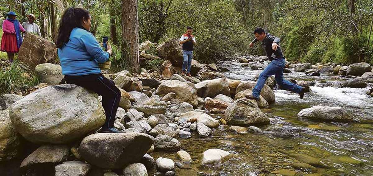 Los visitantes nacionales disfrutan de tomar las mejores fotograf&iacute;as recorriendo los r&iacute;os, para publicarlas en sus redes sociales. Ellos son acompa&ntilde;ados por miembros de la comunidad que fomentan el turismo en esta localidad.