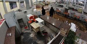 En el mercado Jos&eacute; Mar&iacute;a Urbina, centro de Ambato, las lluvias causaron el rebosamiento del pozo s&eacute;ptico y los productos fueron sacados a la calle. Roberto Ch&aacute;vez / El Tel&eacute;grafo