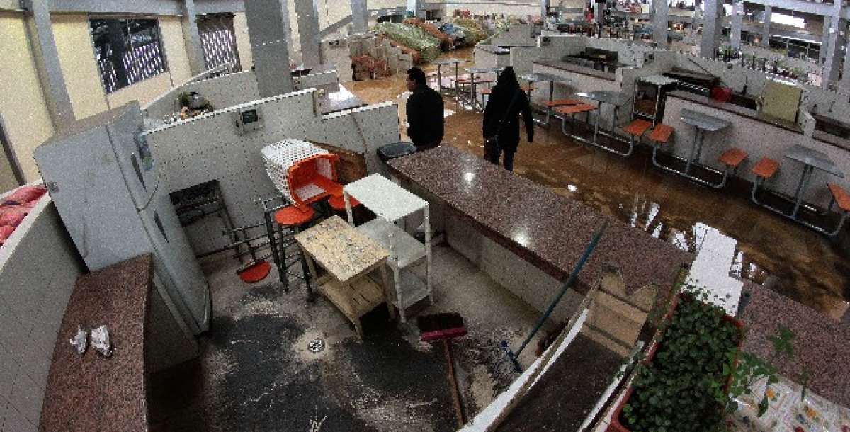 En el mercado Jos&eacute; Mar&iacute;a Urbina, centro de Ambato, las lluvias causaron el rebosamiento del pozo s&eacute;ptico y los productos fueron sacados a la calle. Roberto Ch&aacute;vez / El Tel&eacute;grafo