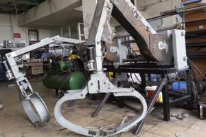 Fotograf&iacute;a cedida por el Proyecto Robotena, en la que se ven los brazos del prototipo inacabado del robot Tena. Su estructura met&aacute;lica evitar&aacute; los disparos de las armas de fuego. Foto: EFE