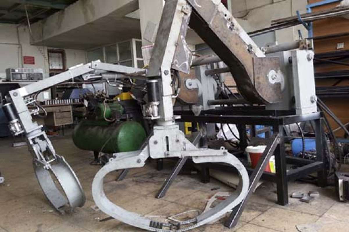 Fotograf&iacute;a cedida por el Proyecto Robotena, en la que se ven los brazos del prototipo inacabado del robot Tena. Su estructura met&aacute;lica evitar&aacute; los disparos de las armas de fuego. Foto: EFE