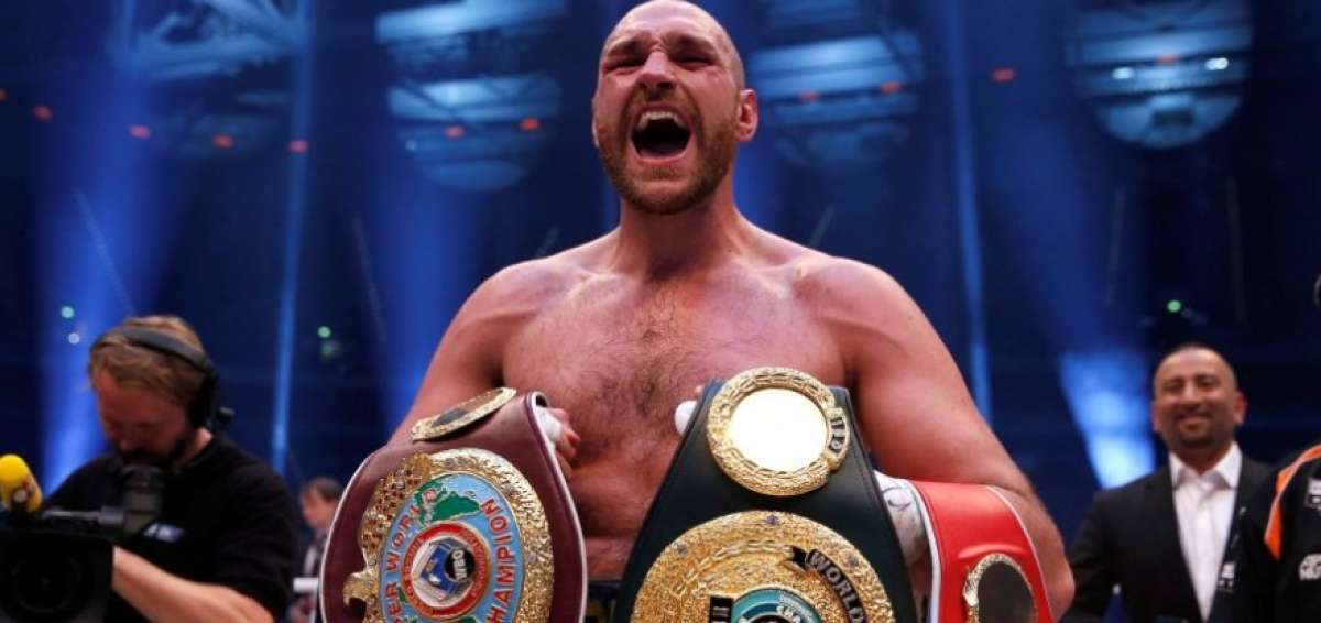 Tyson Fury fanfarronea con vencer a Joshua "con un brazo atado a la espalda"