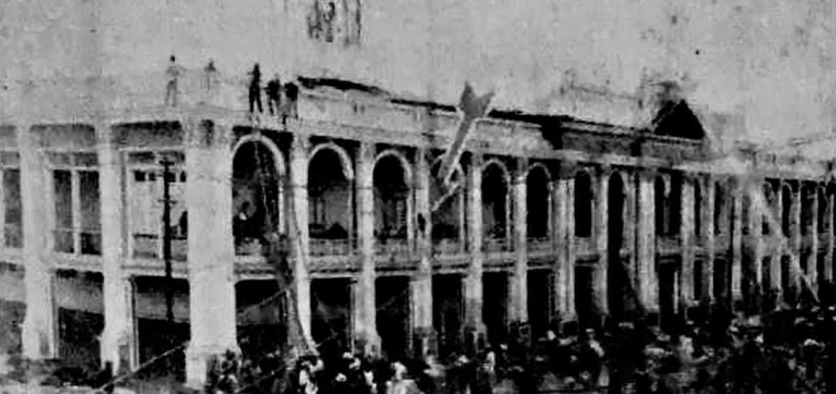 Fotograf&iacute;a de la fachada principal al terminar el fuego