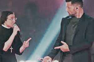 Tomado del YouTube. Sor Cristina y Ricky Martin durante la interpretaci&oacute;n de &lsquo;La Copa de la vida&rsquo;. 