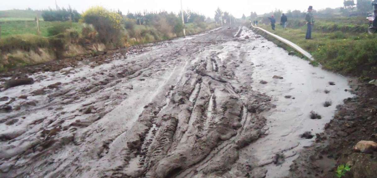 El material que baj&oacute; desde las monta&ntilde;as bloque&oacute; la &uacute;nica v&iacute;a por la que campesinos de 3 lugares sacan sus productos hacia los mercados.