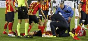 Jugador italiano est&aacute; fuera de peligro tras estrepitoso choque con un rival