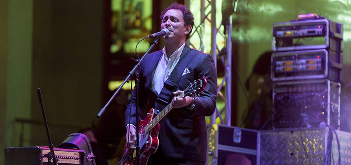 Douglas Bastidas fue el vocalista y compositor de la banda guayaquile&ntilde;a Tranzas, que triunf&oacute; en todo Ecuador y tambi&eacute;n a nivel internacional. 