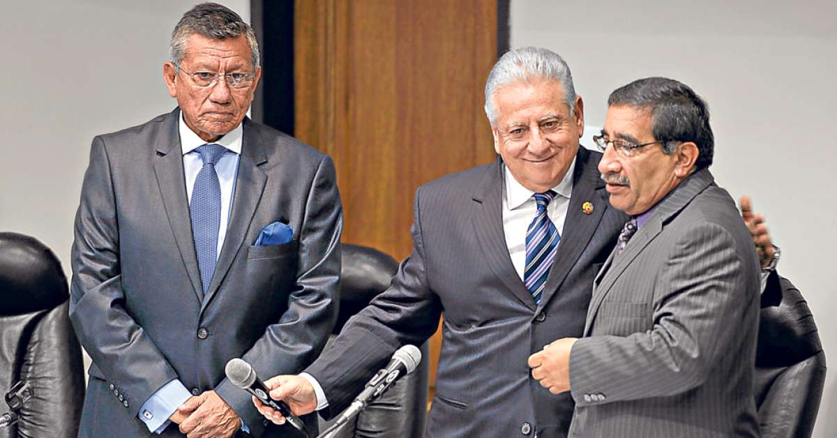 Luis Chiriboga (c) es felicitado por &Aacute;lex de la Torre (d), quien fue electo vocal principal del directorio. Carlos Villac&iacute;s, vicepresidente, los observa durante la posesi&oacute;n realizada en el auditorio de la Ecuaf&uacute;tbol. Foto: Karly Torres / El Tel&eacute;grafo