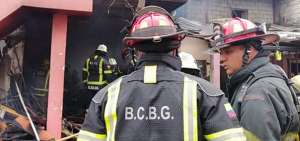 La comunidad entorpece la labor de los bomberos