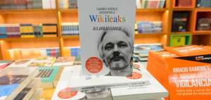En Ciespal se present&oacute; libro de Julian Assange