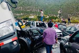 Accidente de tránsito en el sector del puente de Guayllabamba deja varios vehículos afectados