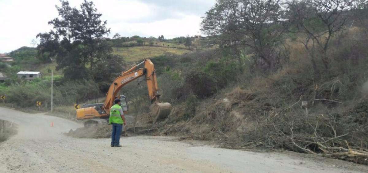 Ampl&iacute;an el carril de la v&iacute;a Loja &ndash; Vilcabamba