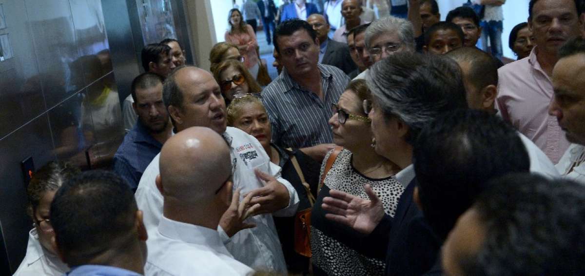 Guillermo Lasso medi&oacute; entre un militante de su movimiento y el asesor jur&iacute;dico de CREO, Aparicio Caicedo, que protagonizaron un enfrentamiento.