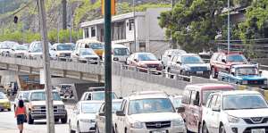 A la bajada del puente en el km 1,5 de la avenida se forman atascamientos vehiculares en las horas pico. Foto: Karly Torres/ El Tel&eacute;grafo