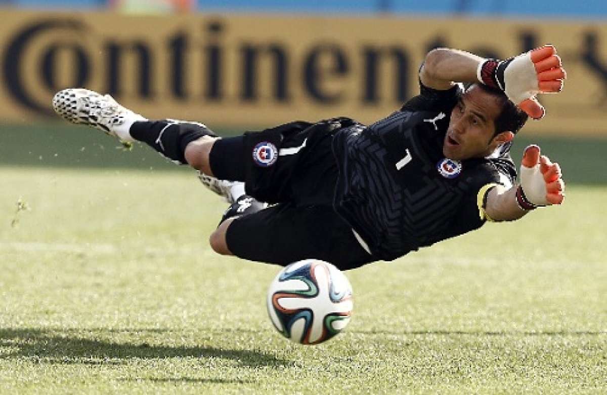 El Bar&ccedil;a ficha al portero chileno Claudio Bravo