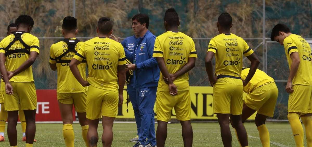 El entrenador de la selecci&oacute;n ecuatoriana, Gustavo Quinteros (centro), conversa con los jugadores de la Tricolor antes del inicio del entrenamiento de ayer.
