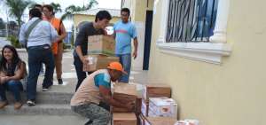 Los mantenses se acercaron hasta la iglesia Coraz&oacute;n de Jes&uacute;s dejar su ayuda para los damnificados de M&eacute;xico.