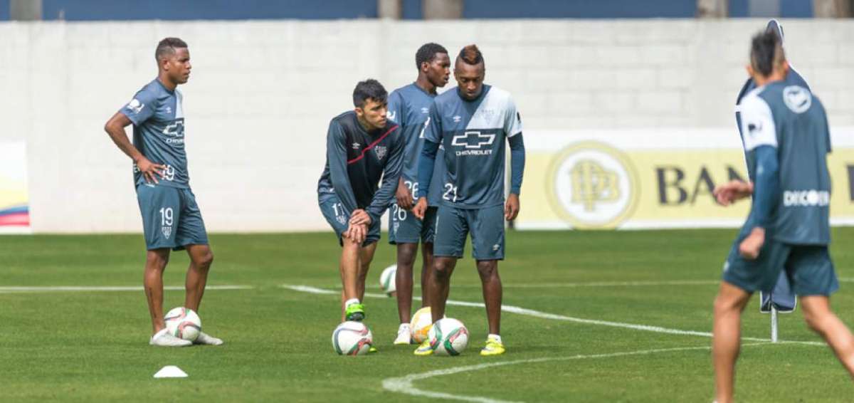 El volante chileno Edson Puch (centro) es el que mejor rendimiento ha mostrado en los &uacute;ltimos partidos de Liga-Q y ser&aacute; titular contra los brasile&ntilde;os.