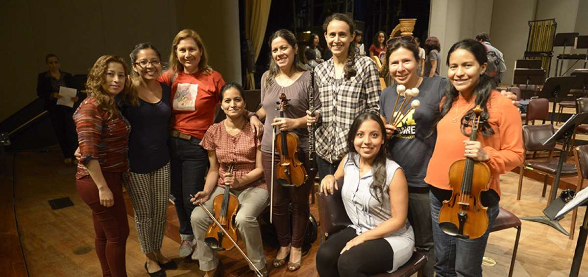 Las mujeres son pocas entre los 80 m&uacute;sicos de la OSG. Se concentran en los violines, pero tambi&eacute;n est&aacute;n en instrumentos como el chelo o la percusi&oacute;n.