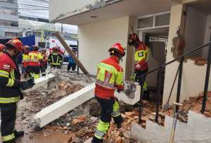 En Quito se registró la caída de una columna de una vivienda en remodelación. 
