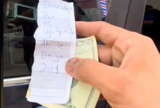 Una nota escrita a mano y un billete de USD 20 causaron indignación en redes sociales luego de que un conductor descubriera que su auto tenía daños mayores tras un choque.