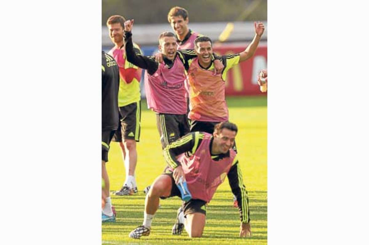Los jugadores espa&ntilde;oles Jordi Alba (izq.) y Pedro Rodr&iacute;guez (der.) celebran durante un entrenamiento de la selecci&oacute;n ib&eacute;rica en Curitiba. Foto: EFE