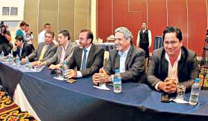 Doce dirigentes de clubes del Ecuador, durante la firma del acta de conformaci&oacute;n de la Liga Profesional, el pasado 10 de septiembre, en Guayaquil. Foto: Tomado de Andes