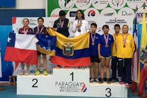 Nathaly Paredes y Bryan Escobar (c) posan con la bandera tricolor en lo m&aacute;s alto del podio. Foto: @DeporteEC