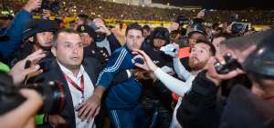 Luego de la victoria del &uacute;ltimo martes, Lionel Messi lanz&oacute; su camiseta a los hinchas argentinos en el Atahualpa.