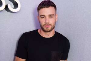 vSeguidores del exintegrante de One Direction, Liam Payne, se reunieron frente al hotel donde falleció el artista para rendirle un emotivo homenaje con velas, flores y canciones tras un año de su muerte.