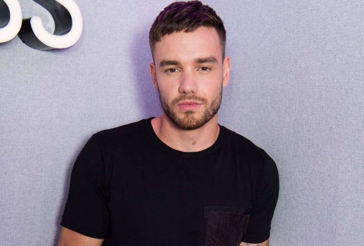 vSeguidores del exintegrante de One Direction, Liam Payne, se reunieron frente al hotel donde falleció el artista para rendirle un emotivo homenaje con velas, flores y canciones tras un año de su muerte.