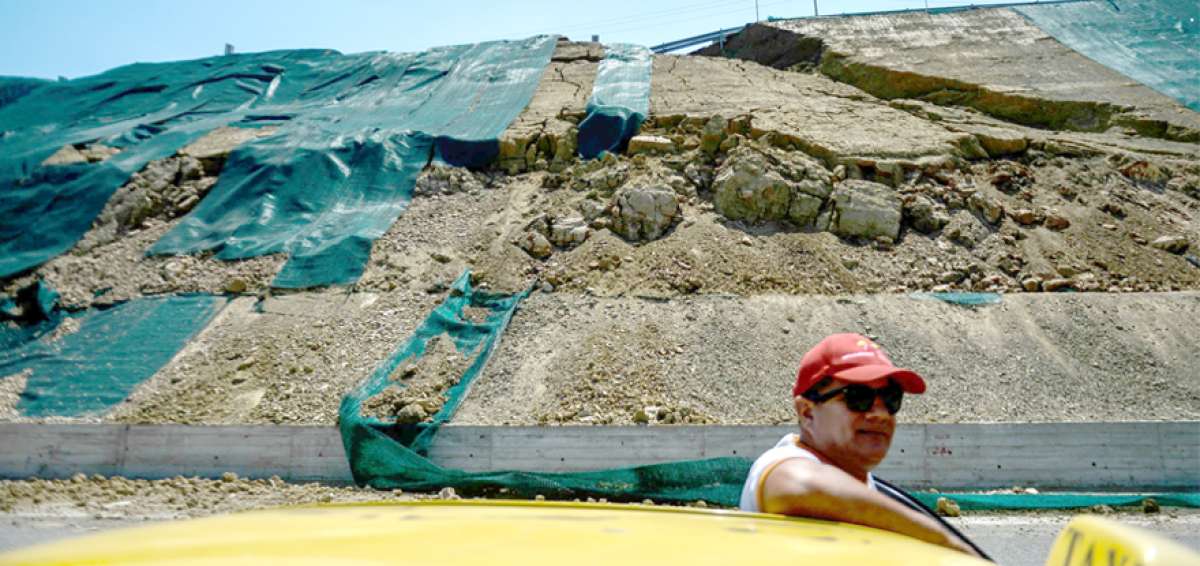 La geomembrana que cubre la zona aterrazada del alcantilado debajo de la v&iacute;a de acceso a San Mateo es retirada desde ayer por los obreros.