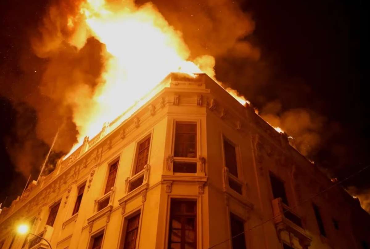 Un incendio afectó importantes estructuras en el centro de Lima. 
