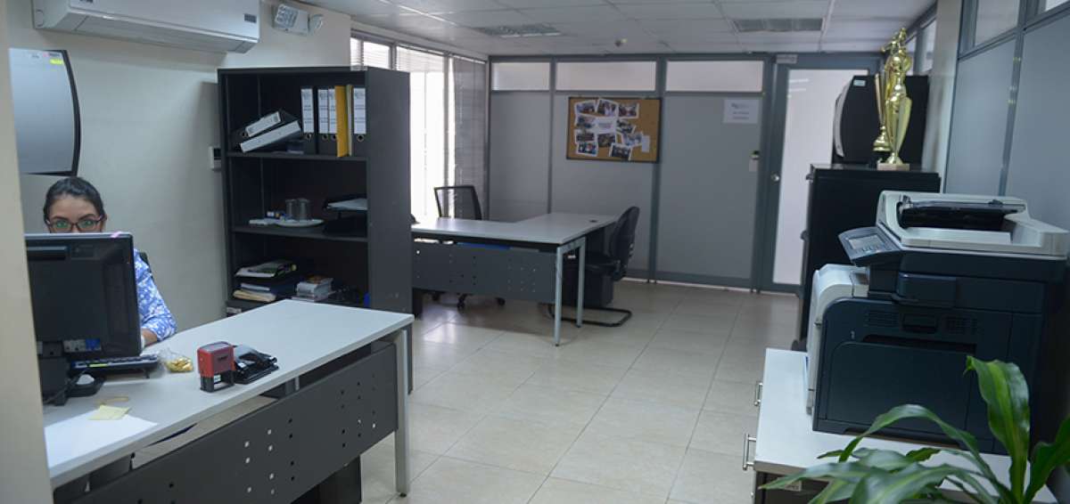 Las oficinas de las exconsejeras Victoria Desintonio y Rosa Chal&aacute; estaban vac&iacute;as, pero su personal administrativo atend&iacute;a a la ciudadan&iacute;a.