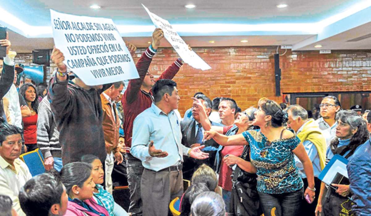 Moradores de 8 barrios de la zona noroccidental de la ciudad se manifestaron ayer en la sala de sesiones del Concejo en reclamo por obras de agua potable. Foto: John Guevara/ El Tel&eacute;grafo.