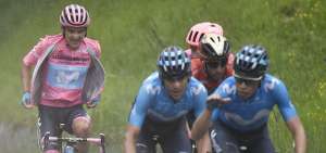 El ciclista ecuatoriano Richard Carapaz (i) se abriga con un chaleco t&eacute;rmico durante un tramo fr&iacute;o de la etapa de ayer. Lo cuidan sus compa&ntilde;eros del Movistar Team, Antonio Pedrero y Mikel Landa.