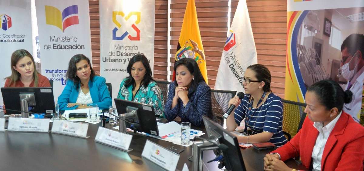 Las ministras Valentina Rivadeneira, Katiuska Miranda, L&iacute;dice Larrea, Gabriela Rosero, Ver&oacute;nica  Espinosa y Pamela Morcillo mostraron los avances sociales. 