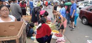 Ciudadanos realizan compras en el Mercado de Montebello, en Guayaquil. 