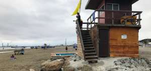Una de las torres salvavidas est&aacute; en el sur de la playa El Murci&eacute;lago, de Manta. Su construcci&oacute;n es de madera y cubierta de duratecho.