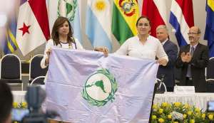 Blanca Mar&iacute;a Alcal&aacute; Ruiz y Gabriela Rivadeneira, muestran la bandera del Parlatin. Foto tomada de Twitter.