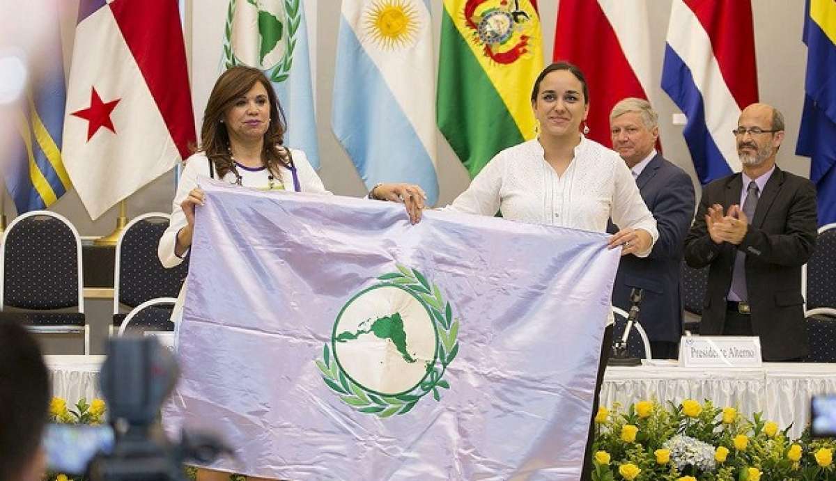 Blanca Mar&iacute;a Alcal&aacute; Ruiz y Gabriela Rivadeneira, muestran la bandera del Parlatin. Foto tomada de Twitter.