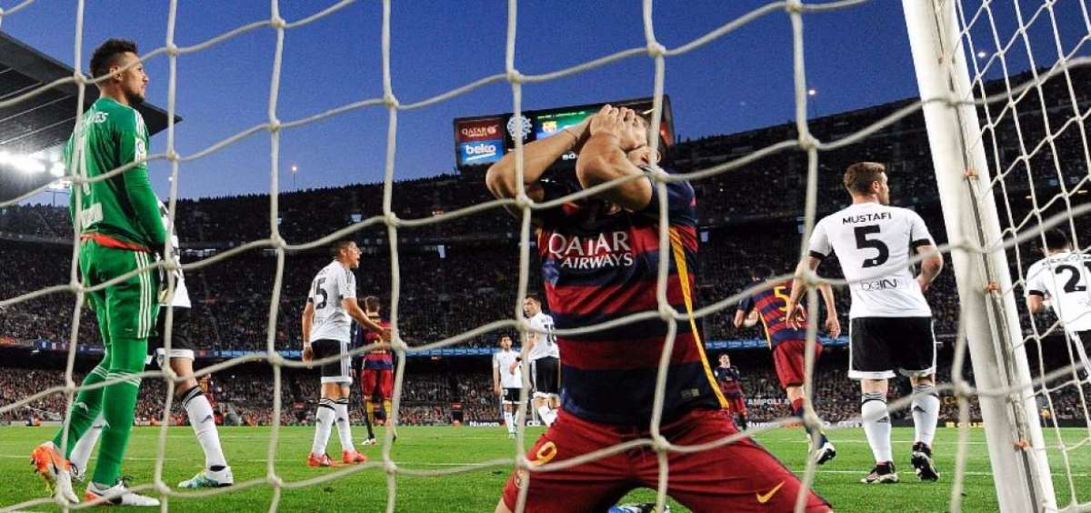 El delantero uruguayo Luis Su&aacute;rez, del FC Barcelona, se lamenta tras la derrota de su equipo ante el Valencia.
