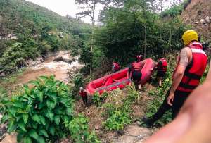 Personal especializado del GOE realiz&oacute; el rescate del cuerpo del joven que cay&oacute; al r&iacute;o Jubones. Foto: Cortes&iacute;a Ministerio del Interior.