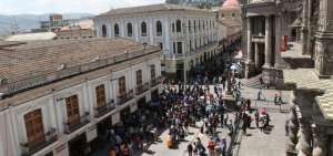 Los peatones recorren la calle remodelada.
